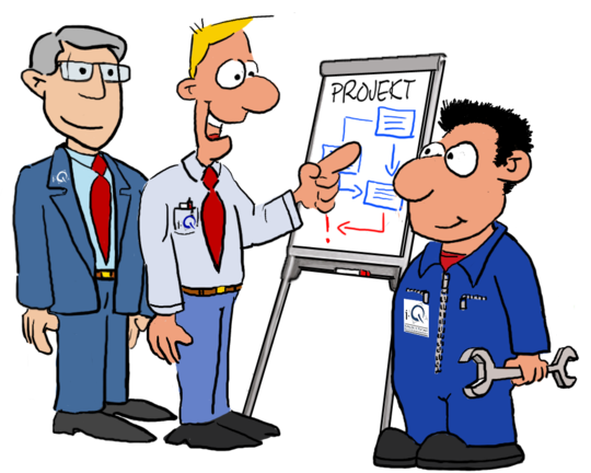 FuSi-Cartoon: Kleine i-Q Mitarbeiter - Chef, Ingenieur und Arbeiter am Flipchart - © i-Q Schacht & Kollegen Qualitätskonstruktion GmbH